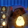 MOCHI pæreformet natlampe lyser ved siden af et sovende barn, mens tre felter viser forskellige lysstyrker.