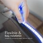 Hånd monterer V-TAC LED stribe på en kant, der fremhæver fleksibilitet og nem installation til kabinetter og bars.