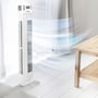 V-TAC LED tårnvifte placeret på et hvidt gulv ved siden af et træbord, med luftstrøm visualiseret.