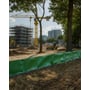 GreenMax fritstående paddehegnssæt afskærmer en byggeplads, hvor en lille frø ses ved hegnet.