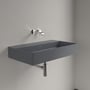 Villeroy & Boch Memento 2.0 håndvask, 80 cm, grå, vægmonteret med moderne kromarmatur på råhvid væg.