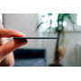 Nærbillede af en person, der holder Verbatim My Finder Card, som viser kortets tynde profil.