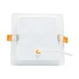 Bagsiden af SpectrumLED LED-indbygningspanelet viser monteringsfjedre, orange clips og den hvide ledning.
