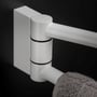 Cosmic drejelig dobbelt håndklædeholder i mat hvid med en grå frottéhåndklæde monteret på den nederste stang.