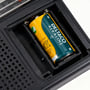 DELTACO C/LR14 alkalisk batteri på 1,5 V sidder diagonalt i batterirummet på en sort elektronisk enhed.