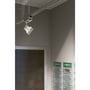 SLV Supros 78 spot monteret på skinne i et butiksmiljø med grå væg og trædør.