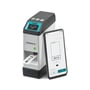 Phoenix Contact Thermomark GO mobil termoprinter udskriver en mærkning ved siden af en smartphone med etiketdesign på skærmen.