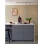 Astro Lighting Ascoli Four Bar loftspot monteret i et køkken med fire hvide spots vinklet i forskellige retninger.
