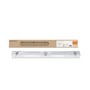 Ledvance Damp Proof Housing armatur med metal tray, 600 mm, grå. Armaturet er vist med emballagen, der også indeholder detaljeret produktinformation og certificeringer.