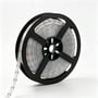 5 meter RGB Dotless COB-LED-strip på en opretstående sort spole med et stykke strip hængende ned langs siden.