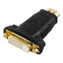 Deltaco HDMI til DVI-D-adapter set skråt forfra, så DVI-stikkets kontaktflade og HDMI-stikket ses.