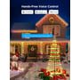 Hus dekoreret med julelys, inklusive en Govee Cone Tree Lights, der viser stemmestyringskompatibilitet med Alexa og Google Home.