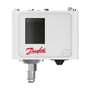 Danfoss KPR5-pressostat set forfra med mørkt vindue, rødt logo, gevindtilslutning og sort kabelgennemføring.