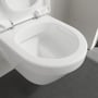 Toiletsædet er løftet, så skålen på det hvide, væghængte Villeroy & Boch 4687-toilet ses.