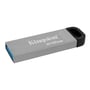 Kingston DataTraveler Kyson 512GB USB-nøgle i sølv, vist fra siden med en indsats af blå plastik i USB-stikket.