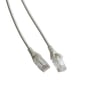 VAERK's tynde hvide patchkabel af Kat. 6 UTP på 1 meter, viser de to gennemsigtige RJ45-stik med hvide beskyttere.