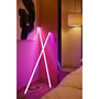 LEDlife Neon Tube LED 120 cm lyser i en lilla farve, placeret diagonalt i et rum med en seng og et skab.