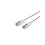 De to hvide RJ45-stik på Coferro CAT6 U/UTP-patchkablet ligger ved siden af hinanden, mens kablet fortsætter op mod højre.