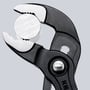 Knipex Cobra vandpumpetang demonstrerer sit greb på et sekskantet metalstykke, set tæt på.