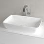 Villeroy & Boch Artis 4172 topmonteret vask i hvid porcelæn/keramik med firkantet design. Vasken har et krom armatur og står på en hvid bordplade.