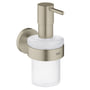 Grohe Essentials sæbedispenser i børstet nikkel med matteret glasbeholder og holder til vægmontering.