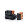Nærbillede af Husqvarna C1800X oplader med et B750X batteri placeret i, og et andet B750X batteri ved siden af.