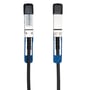 Close-up af de to QSFP28-stik på et 100G DAC-kabel fra Deltaco, med synlige labels.