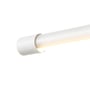 Den hvide spisebordslampe ses tæt på ved endestykket, hvor den varme LED-lyskilde lyser.