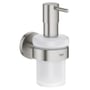 GROHE START sæbedispenser monteret på væggen med en Supersteel finish, glasbeholder og metalbeslag.
