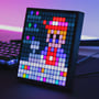 16x16 pixel Bluetooth LED-display, der viser et figur i retro-stil, oplyst med farverige pixels.