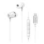 Nærbillede af hvide Maxell Bolts+ in-ear høretelefoner med Lightning-stik, kontrolknapper og mikrofon på hvid baggrund.
