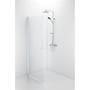 Contura Shower Space svingdør med klart glas og hvid profil set i en lys bruseniche med brusesæt.