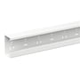 Schneider Electric WGX-S kanaldel i hvid RAL 9010, viser et stykke af kanalen med perforerede monteringshuller.