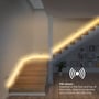 LEDlife trappe LED COB stripsæt installeret på en moderne trappe, der lyser op ved bevægelse via PIR sensor.