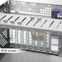 Justerbar PCIe-holder med skruer i det åbne Chieftec 19-tommers 4U IPC-kabinet.