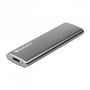 Verbatim VX500 ekstern SSD på 2 TB set skråt, med USB-stik og lille indikator synlige på enden.