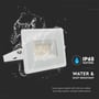 V-TAC 30 W LED-projektør med hvidt hus omgivet af vandsprøjt, ledsaget af en markering af IP65-klassifikationen.