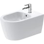 Duravit ME by Starck væghængt bidét med DuraShield, set skråt fra siden med den hvide, glatte kumme.