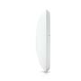 Sidevisning af Ubiquiti U7-Pro-Max WiFi 7 access point, der fremhæver dens flade, loftsmonterede profil.