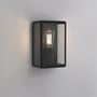 Astro Homefield 160 væglampe i sort metal med klart glas og en moderne LED pære monteret på en grå væg.