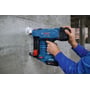 Bosch GNB 18V-40 betonsømpistol bruges til fastgørelse på en betonvæg.