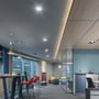 V-TAC LED-indbygningspaneler er monteret i loftet i et moderne kontormiljø med arbejdspladser.
