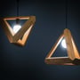 V-TAC G120 LED pære installeret i to unikke, trekantede trælamper med mørk baggrund.