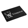 Kingston KC600 2,5" SATA SSD med 2048 GB ses skråt forfra med sort kabinet og sølvfarvet Kingston-logo.