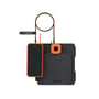 Xtorm SolarBooster-solcellelader på 28 W tilsluttet en orangekantet enhed med kabel.