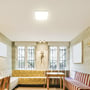Firkantet V-TAC 24W LED dome lys som belysning i en hyggelig stue med gulv-til-loft vinduer.
