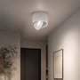 Hvid V-TAC LED-påbygningsspot monteret i loftet med det drejelige lampehoved rettet skråt ned.
