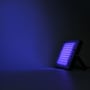 UV 395 nm LED-projektør på 45 W lyser violet fra højre og kaster et bredt lysfelt ud i mørket.