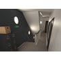 Ansell Lighting Mercurial 2 plafond med IP54, Ø500mm, sølv, monteret i en trappeopgang med nødudgangsskilt og brandslukker.