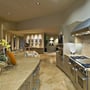 Elegant køkken med integreret V-TAC downlight belysning, der giver et moderne og stilrent look.